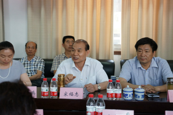 市建協(xié)會(huì)長(zhǎng)宋福志主持會(huì)議